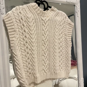 Stickad väst - Knappt använd! Benvit i färgen
