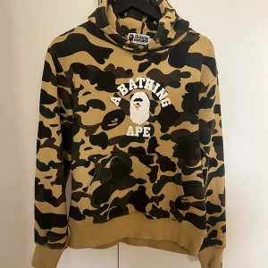 Bape hoodie 🦍  - Nyskick!! Står xl i storlek men jag skulle säga att den passar som en S 