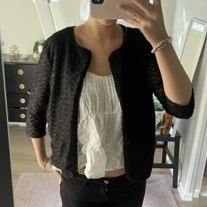 Trekvartsärmad kofta - Säljer denna glittriga trekvartsärmade kofta💓pris kan diskuteras
