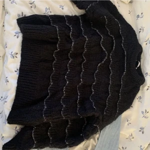 Stickad volangtröja Zara - Säljer den populära stickade volangtröjan från Zara🩷slutsåld! Endast använd 3 gånger så i nyskick utan några defekter!