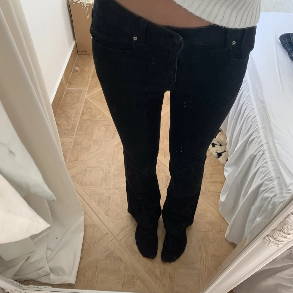 Coola Svarta midwaist jeans. Säljer för de inte passar, hör av er om ni undrar något!❤️. Jeans & Byxor.