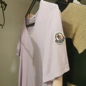 Moncler - En ljuslila t-shirt från moncler. Använd men hel och ren. 