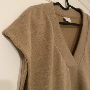 Lång väst - Lite längre väst från VILA. Använd 1 gång! Mjukt material, perfekt skick