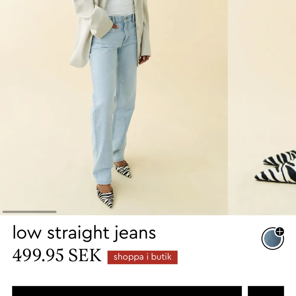 Säljer dessa ginas low straight jeans i classic blue. Helt slutsålda på hemsidan. Helt oanvända med lapp på. Köptes för 499kr och säljer för 250kr. Storlek 40.. Jeans & Byxor.