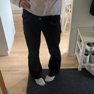 Sjuuukt snygga lågmidjde bootcut jeans med lite rhine stones