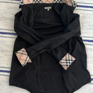 Burberry skjorta - Säljer nu denna fina skjorta som är i 10/10 skick, nypris 5600. Kan gå ner i pris vid snabb affär. Hör av er vid frågor är alltid aktiv.