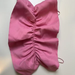 Zara topp - En otroligt vacker bandeau topp från Zara. Endast använd en gång. 