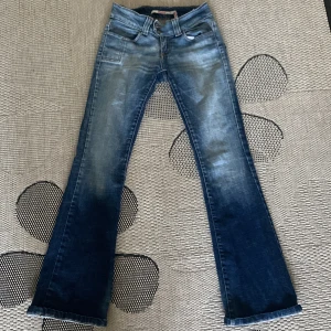 byxor stockholmsstil xs - Fina stockholmsstil jeans med låg midja och flared där nere. Väldigt trendiga och passar till massor med olika plagg. 