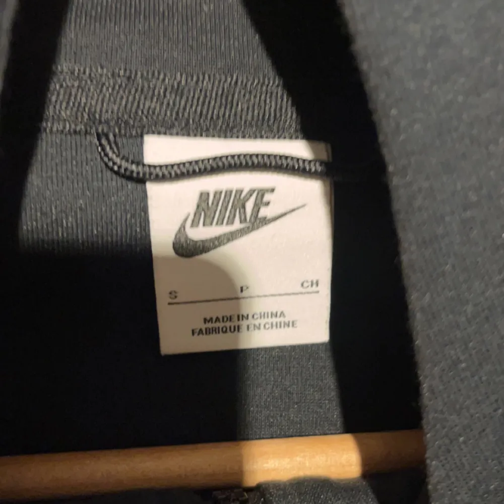 En svart Nike tech i storlek S. Säljs pågrund av att den bara samlar damm i garderoben. Väldigt sparsamt använd. Vid frågor och annat så är det bara att höra av sig! Pris kan diskuteras!. Hoodies.