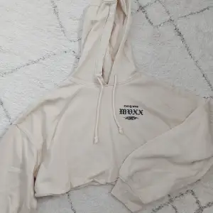 En fin beige och croppad hoodie med svart tryck från H&M. Bra skick