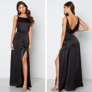 Svart maxiklänning i satin - Så fin maxiklänning i satin från Bubbleroom i nyskick. Endast använd under en sittning. Passar xs och s. Skriv privat vid intresse eller frågor! ✨