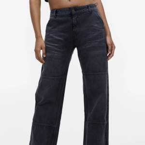 Helt nya jeans från H&M. Köpta för ordinarie pris 899kr men passade inte i längden så testar att sälja dom här innan jag klipper av dom på längden🩷Mitt pris är 450kr men går att diskutera!! Slutsålda i storlek på hemsidan.