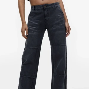 Jeans  - Helt nya jeans från H&M. Köpta för ordinarie pris 899kr men passade inte i längden så testar att sälja dom här innan jag klipper av dom på längden🩷Mitt pris är 450kr men går att diskutera!! Slutsålda i storlek på hemsidan.