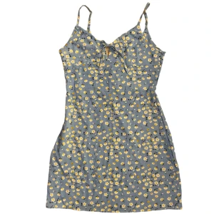 Blommig klänning  - Klänning köpt från sellpy, aldrig använt, strl M/L 