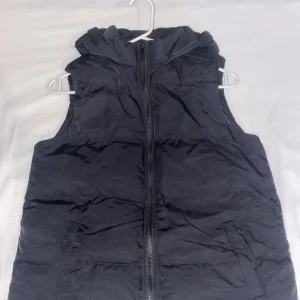 Svart jacka  - Har används 2 gånger bara, Storleken är XS men passar till S också 