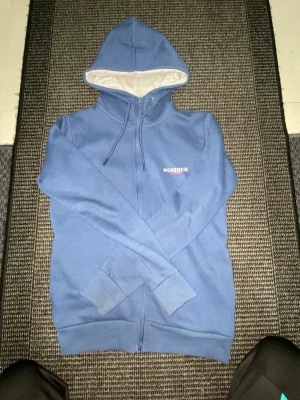 Mckenzie trancksuit  - Jag har använt den här ett par gånger och nu vill jag sälja den för den känns liten på mig. Priset kan ytterligare diskuteras!