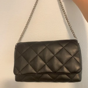 Svart väska från Even&Odd - Intressekoll på denna väska som är nästan aldrig använd i super bra skick! 