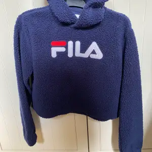 Marinblå lurv hoodie från Fila Fint skick, endast använd någon enstaka gång.  Storlek S  