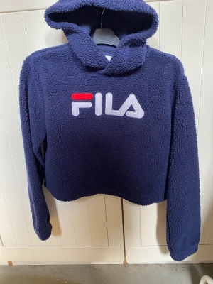 Fila lurv hoodie  - Marinblå lurv hoodie från Fila Fint skick, endast använd någon enstaka gång.  Storlek S  
