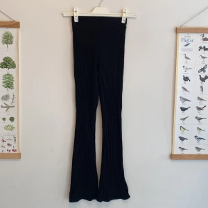 Loungebyxor  - Ribbade loungebyxor med liten slits längst ner 