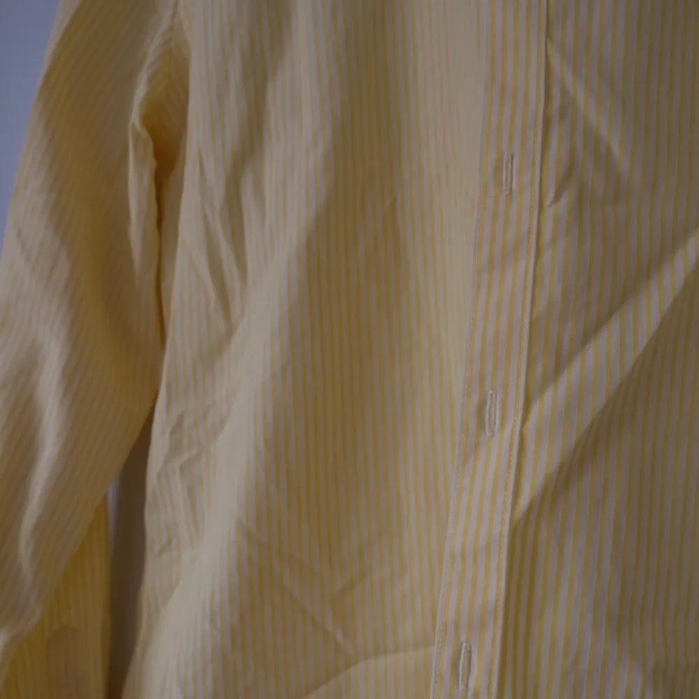 Gul randig skjorta från Riley. Mycket fint skick. Jag har haft den öppen med en vit tröja under :)). Skjortor.