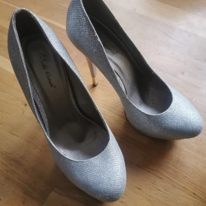 glittriga skor - Pumps i ny skick, ca 12 cm klack