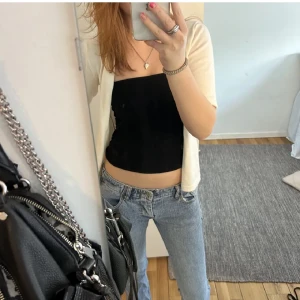 Tubtopp  - Lånade bild från förra säljaren :)! Jättesnygg basic tubtopp från zara men lappen är borta. Säljer då den är för liten på mig ;( Den har en gummi vid bröstet så att den inte glider ned ✨️🫶💕 