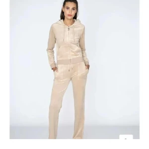 Juicy couture  - Hejjj! Säljer en helt ny sett. Säljer så billigt eftersom den ligger bara i garderoben så vill bli av med det 