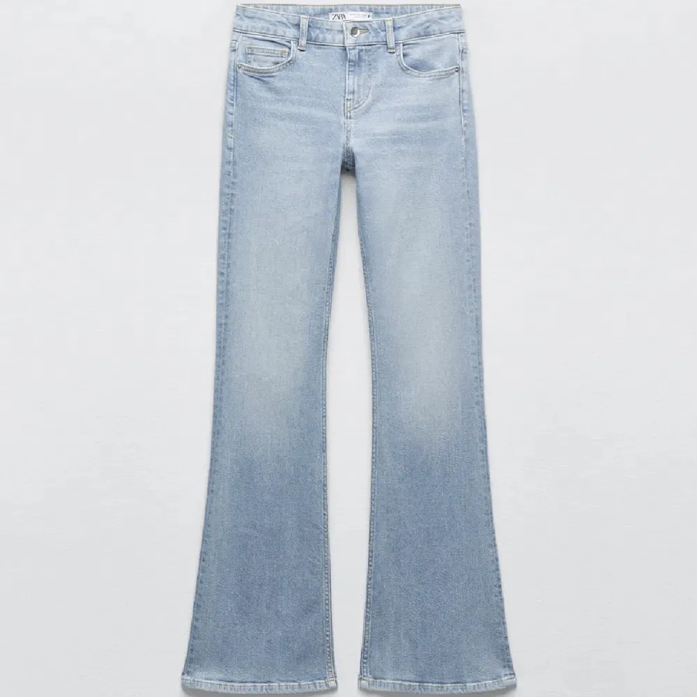 Lägger ut dessa byxor igen pga oseriöst köpare! Low waist bootcut jeans från zara. Dessa är endast använda en gång så dem är som nya. Helt slutsålda på hemsidan💗  Dem passar inte mig så har inga bilder på!. Jeans & Byxor.