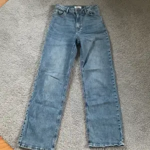Blåa jeans som jag nästan aldrig har använt. (Medelwaist) flare jeans.