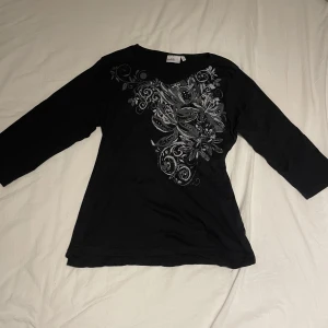 Topp Trekvartärm - Säljer denna topp för har för många liknande! Trekvartsärmad och med paljetter. Väldigt 2000-tal🙈 Kan mötas i Stockholm alternativt frakta!