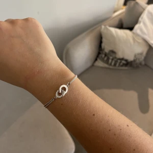 Snö of Sweden armband - Snö of Sweden armband i silver. Använt skick! Ca 19cm långt 