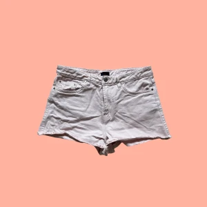 Rosa shorts - Skick: Nyskick. Jag är 166cm lång med storlekar S/M för referens! Läs mina villkor bland gillat! Ställ gärna frågor🩵 från NLY jeans, storlek står ej men uppskattas till 36/S!