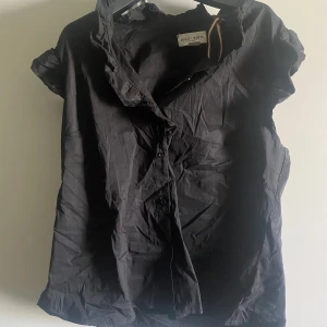 Blus - Säljer denna superfina blus/topp. Storlek 42 men passar mig som vanligtvis har S/36. Kontakta mig vid intresse och köparen står för frakten💕