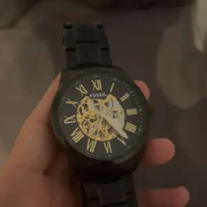Säljer min fossil klocka som jag har köpt cirka ett år sen men inte använt, säljer för 3500 men priset kan diskuteras vid snabb affär 