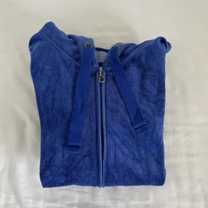 Zipup hoodie liknar juicy couture - Jättemysig zip up och matchande mjukisbyxor! Setet är från Hm Logg!💙