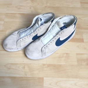 Nike Sb blazer - Skejtat ett fåtal gånger innan jag förstod att de var för små. Inga skosnören. De är avklippta vid hälen därav priset (se bild), går självklart fortfarande att skejta.
