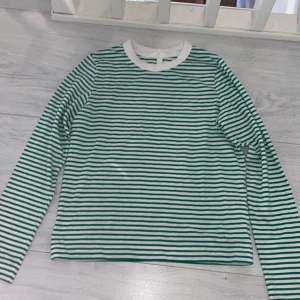 Långärmad tröja  - Säljer denna grön-vit randiga tröjan (använt ca 1 gång) GRATIS FRAKT