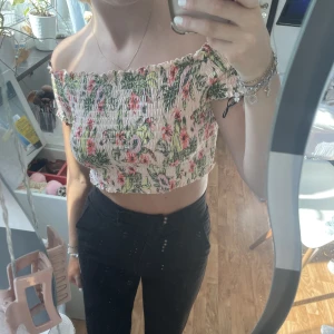 topp - blommig topp ifrån hm. säljer en likadan i vit! fint skick och inga defekter💘
