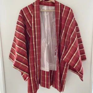 Oanvänd vacker äldre kimono. Tjockare tyg. Inköpt second hand i Japan 2008. 