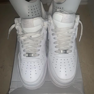 Nike Air force 1 (chris skydd ingår) Pris kan diskuteras!!! - Använd några gånger, säljer på grund av att dom är för stora för mig. Pris kan diskuteras!!! Boxen och allt på bilderna ingår.