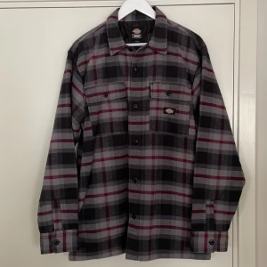 Dickies jacka - Lätt fodrad jacka. Avslappnad passform. Oanvänd. Storlek M