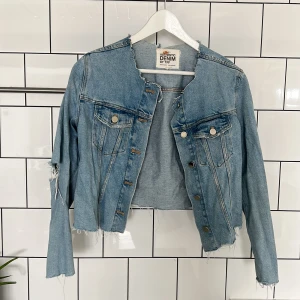 Jeansjacka från Zara - Jeansjacka från Zara med slitna detaljer. Stl M, men ganska liten så passar stl S. Någon fläck på baksida som knappt syns.