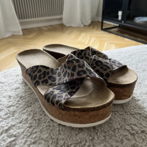 Sandaler - Jättefina, knappt använda sandaler i strl 39. Säljes för 60kr