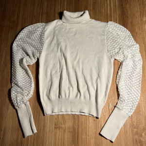 Beige tröja  - Beige tröja från zara, säljer pga att den inte kommer till användning 