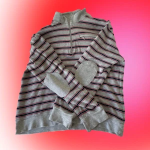 Sweater - En  supersöt randig sweater. Något använd men i gott skick. Vid högt intresse gäller budgivning annars först till kvarn!  +59kr frakt