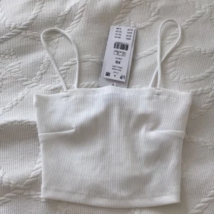 Topp😻🙌 - Supeeersnygg topp från gina! 💞💐 Aldrig använd och lappen är kvar! 😻💘 Köpte den för 89 sek, men säljer nu för 35 sek! 🪩🤘🏼 Storlek XS🫶🏼🫶🏼🫶🏼