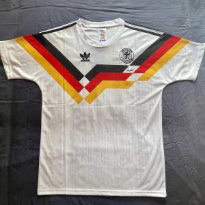 Tyskland fotboll hemmatröja 1990 med Jürgen Klinsmann ikon på rygg 