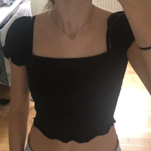 Svart crop topp - En svart crop topp från h&m 