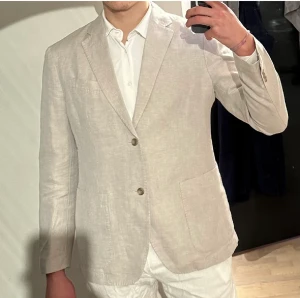 Linnekavaj från uniqlo - Oanvänd linne kavaj från uniqlo säljer den för att den inte passa mig nypris 1300kr